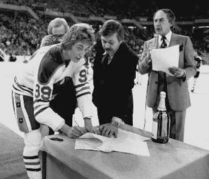 Gretzky signs contract photo Gretzky signs contract.jpg