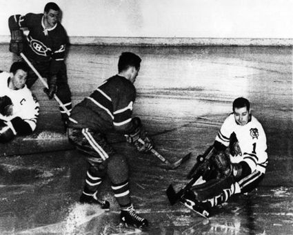 Canadiens vs Blackhawks 1962 photo Beliveau Hall Pilote Gilles Tremblay.jpg