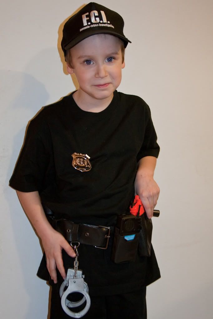 IMAGE: http://i19.photobucket.com/albums/b178/silentlore/Halloween%202009/IMG_9144.jpg