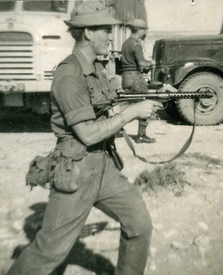 IMAGE: http://i19.photobucket.com/albums/b182/bidkev/Sterlingmgun.jpg