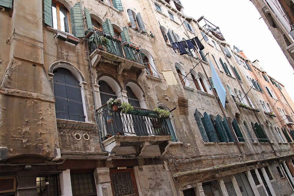 IMAGE: http://i19.photobucket.com/albums/b186/Janika2/Cityscape/Venice%202010/IMG_2250.jpg