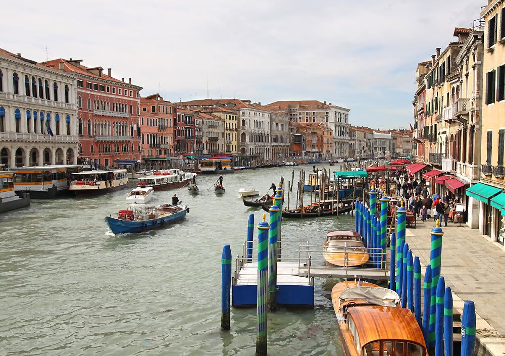 IMAGE: http://i19.photobucket.com/albums/b186/Janika2/Cityscape/Venice%202010/IMG_2300.jpg
