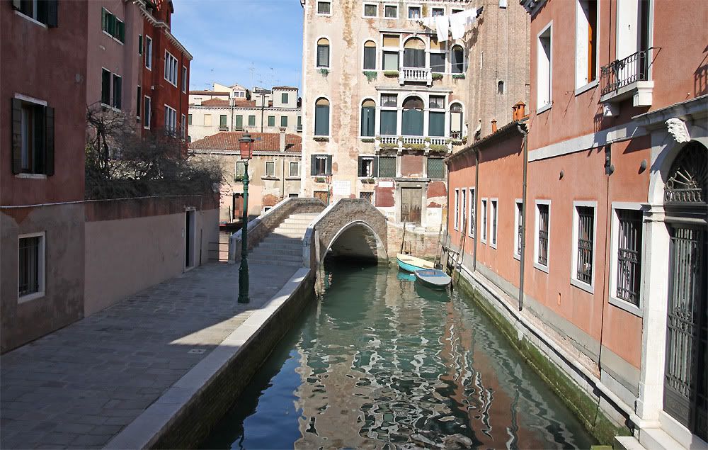 IMAGE: http://i19.photobucket.com/albums/b186/Janika2/Cityscape/Venice%202010/IMG_2503.jpg