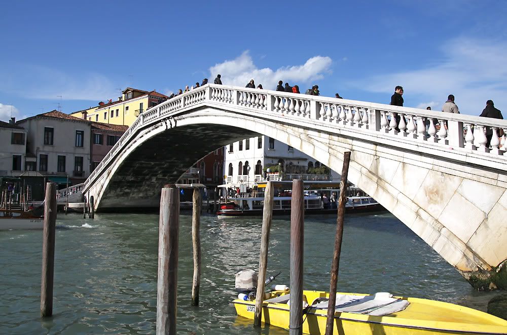 IMAGE: http://i19.photobucket.com/albums/b186/Janika2/Cityscape/Venice%202010/IMG_2509.jpg